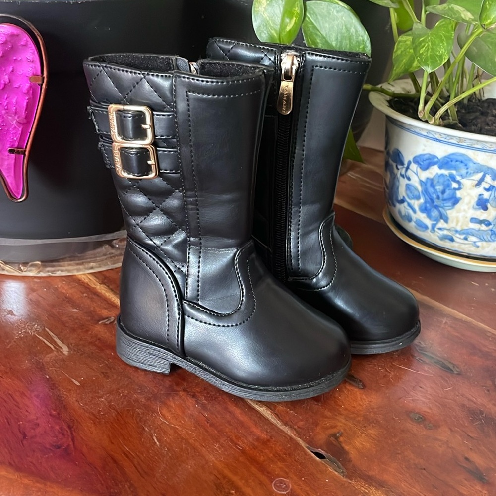 Black slightly worn Toddler shin high boots must have skinny legs ☺️
